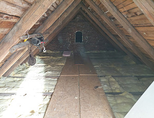 Navýšení vrstvy izolace na trámovém stropu